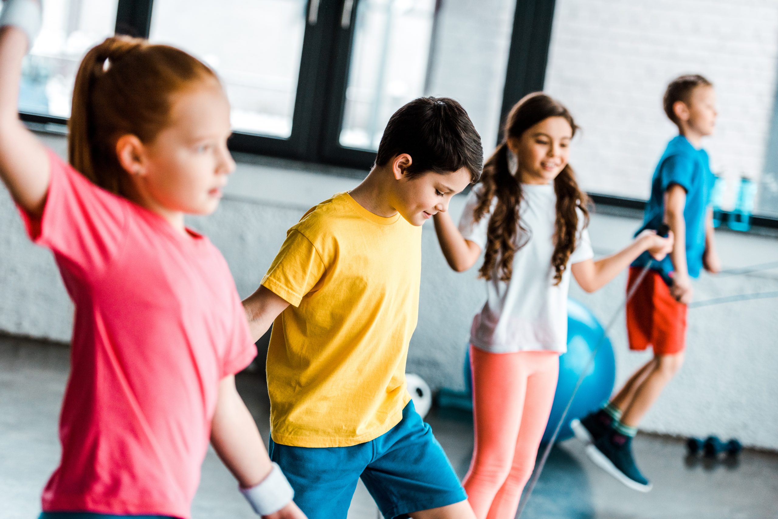 Kinder und Jugendliche bei einem dynamischen Streetjazz-Training
