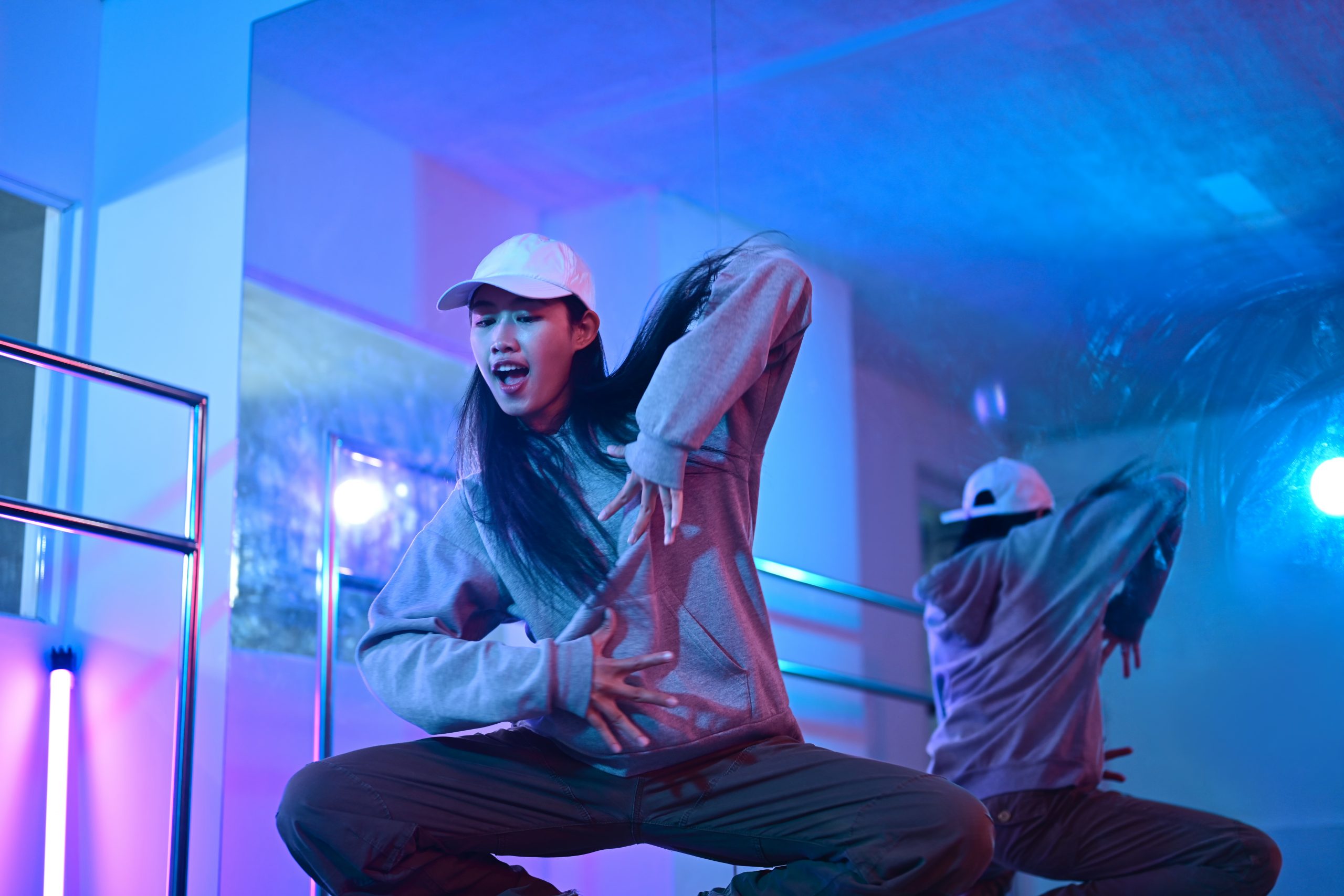Junge Tänzerin bei einer modernen K-Pop-Choreografie