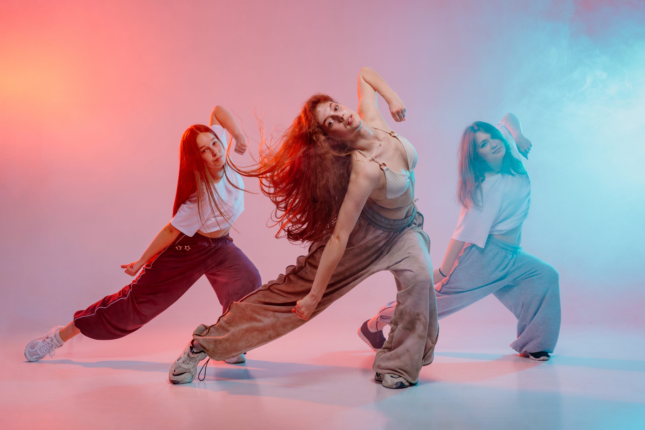 Drei Tänzerinnen bei einer Commercial-Choreografie